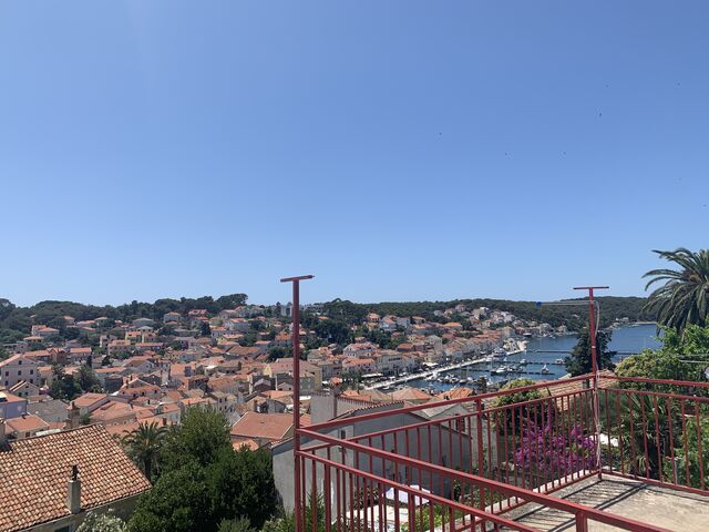 Výhľad z okolia apartmánu na mesto a prístav Mali Lošinj